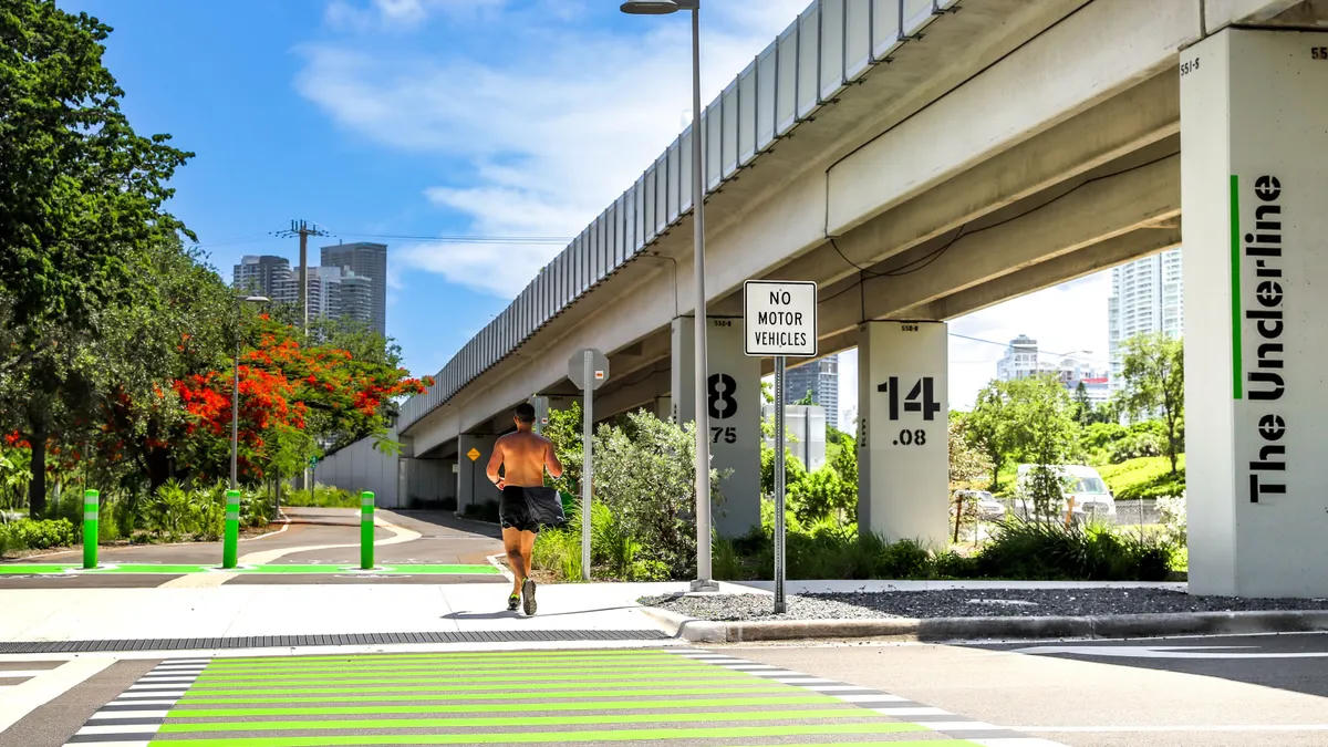 Urban outdoor pedestrian walkway